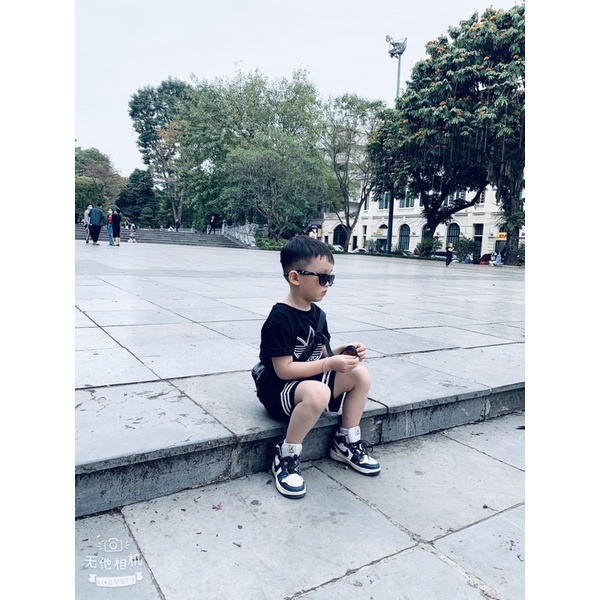 Kính chống nắng HM xuất xịn bé trai