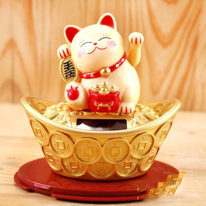 Tượng Mèo Thần Tài May Mắn Ngồi Vẫy Tay Trên Thỏi Vàng