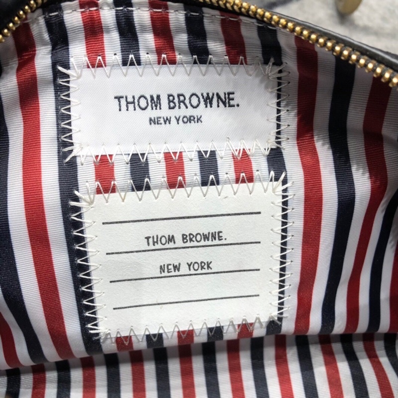 Túi đeo chéo nam Trang trí dây vải màu đỏ, trắng và xanh mang tính biểu tượng tinh tế thom browne
