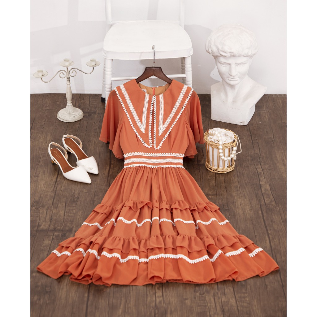 [Mã SKAMSALEP6 giảm 10% tối đa 100K đơn 150K] SÒ VINTAGE - COSY Đầm cổ nhọn tay cánh tiên viền ren