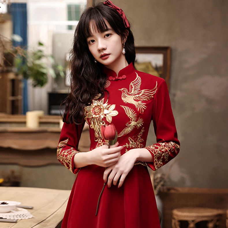 Đầm Cưới Tay Dài Hở Lưng Màu Đỏ Rượu Vang Phong Cách Trung Hoa Thời Trang Xuân Hè 2022