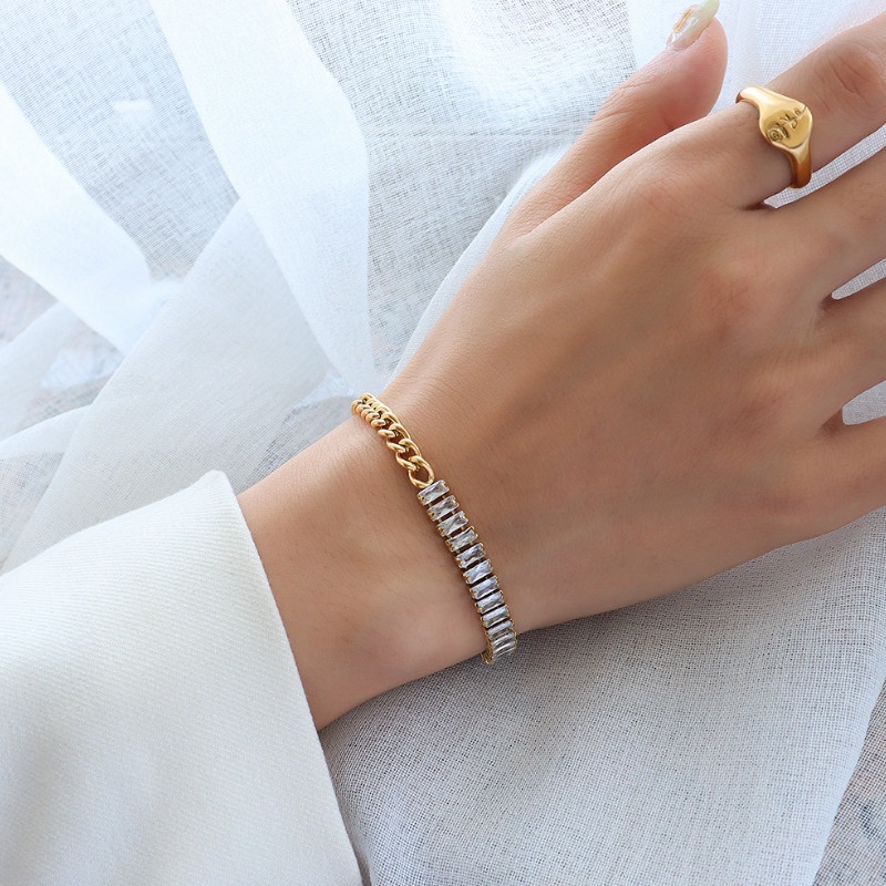 Lắc Tay Xích Đính Đá Nhân Tạo Titan Ko Đen TT 3882