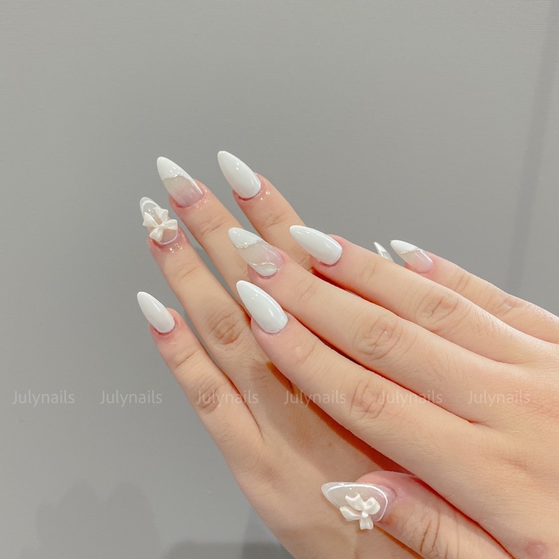 Móng Úp thiết kế màu trắng kẻ nổi dáng tròn nhọn dài đính nơ julynails.vn nb113