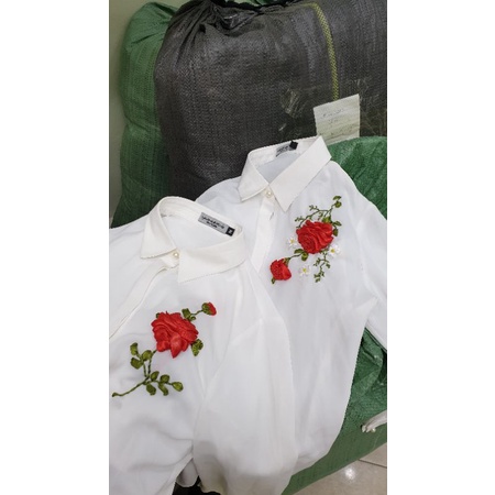 Áo sơ mi trắng lụa tằm thêu hoa ruy băng handmade cầu kỳ tỉ mỉ, mịn mướt k nhăn, nhàu. Là hàng thiết kế may kỹ.Ảnh thật.