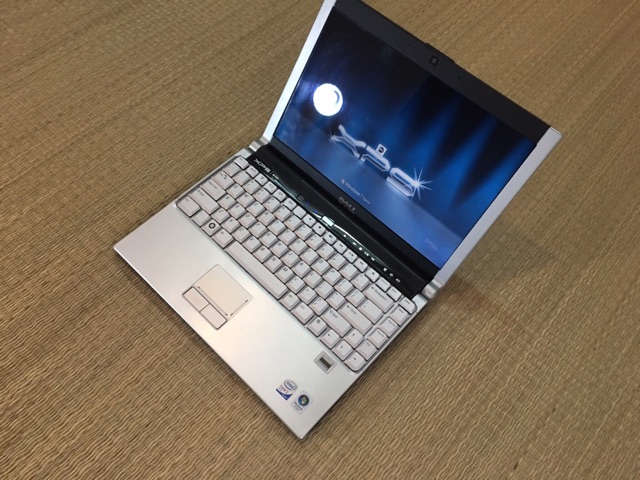 Laptop UFO Dell XPS M1330 vỏ nhôm thời trang sang trọng văn phòng đẹp like new