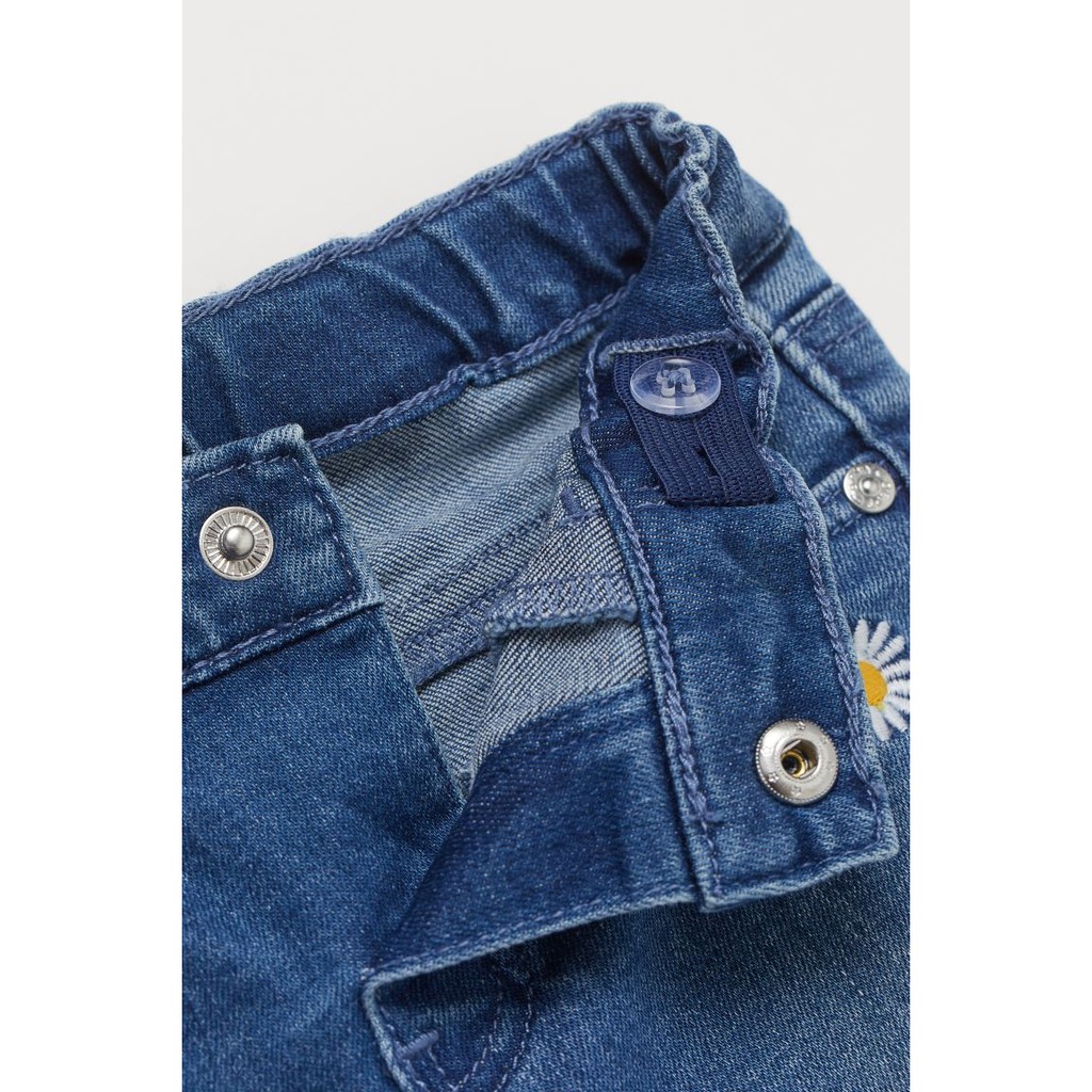 Quần jeans xanh điểm họa tiết hoa cúc, HM UK săn SALE