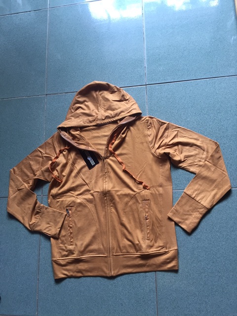 Áo khoác thun lạnh với 2 túi ngoài có dây kéo, 2 túi trong rộng. | BigBuy360 - bigbuy360.vn