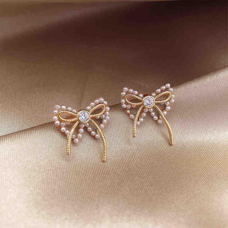 Bông tai thiết kế đơn giản hợp thời trang trẻ trung