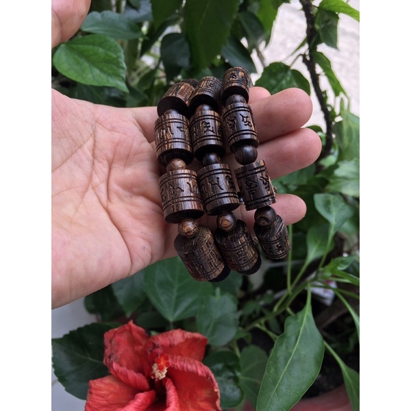 Vòng trầm hương sánh chìm khắc chú Tây Tạng