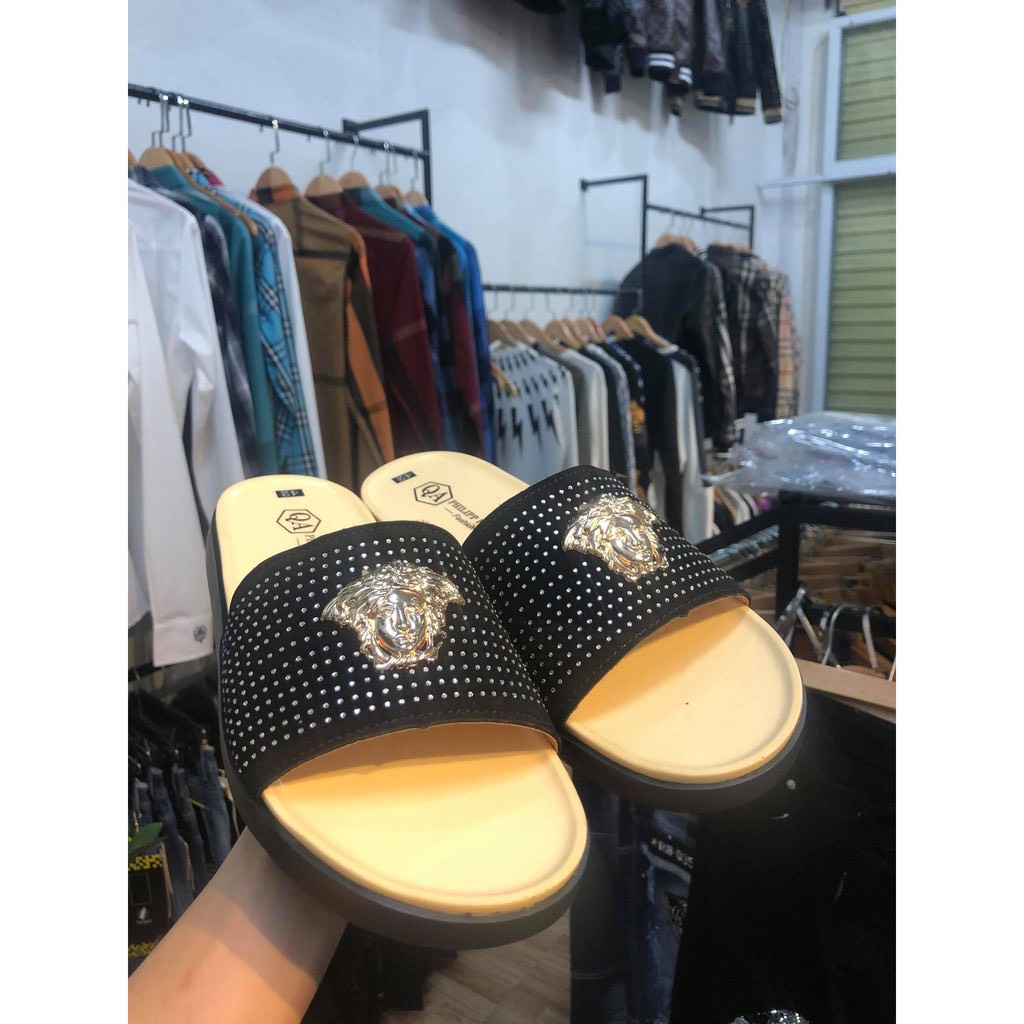 Dép nam quai ngang đính đá thương hiệu Versace phong cách. đế cao su tạo cảm giác êm chân, dễ dàng phối đồ