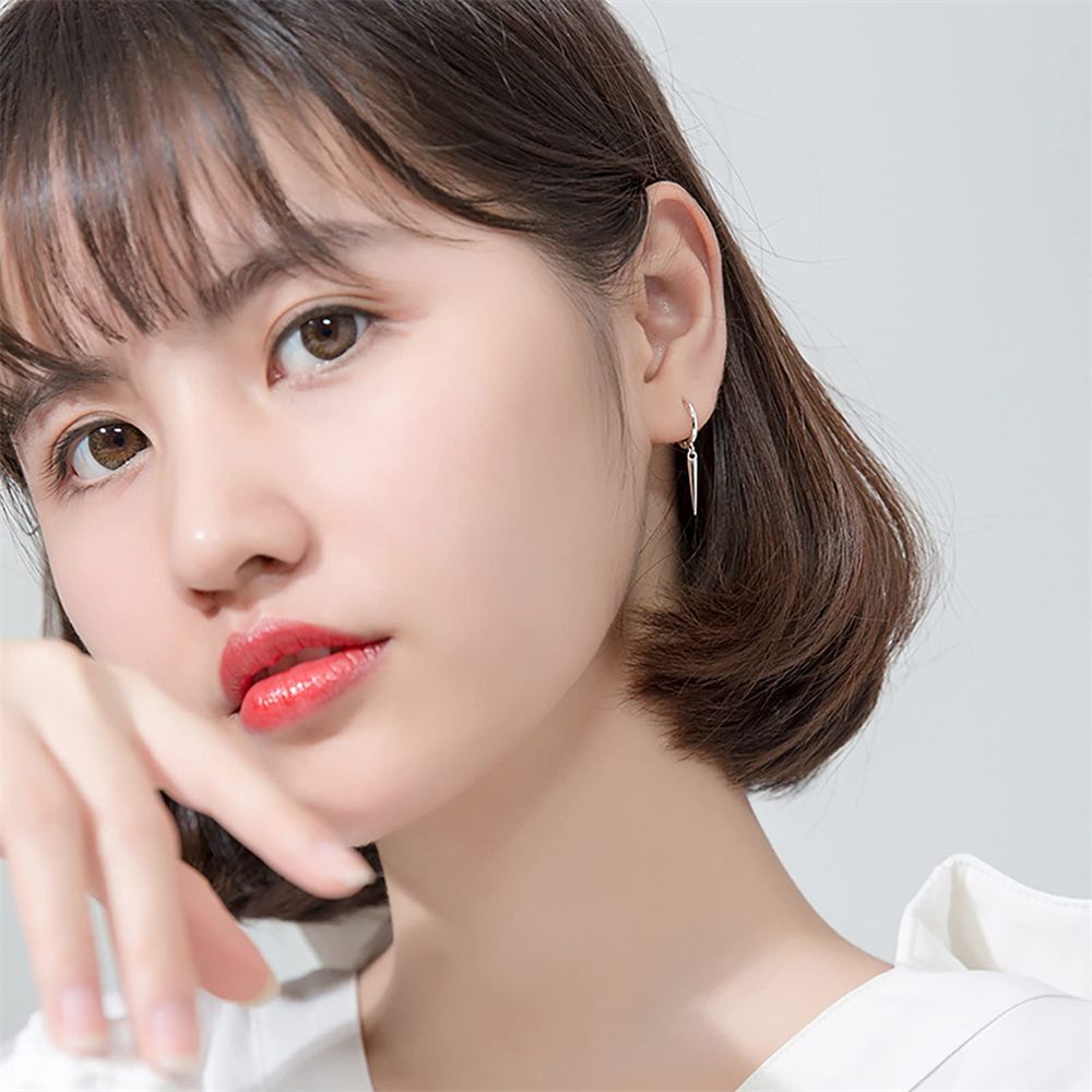 Bông Tai Dạng Kẹp Dáng Dài Đính Đinh Tán Phối Tua Rua Phong Cách Gothic Thời Trang