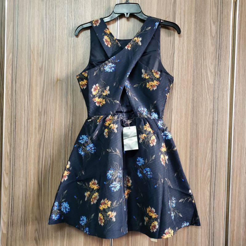 Đầm hoa xòe đan chéo lưng Indue Women