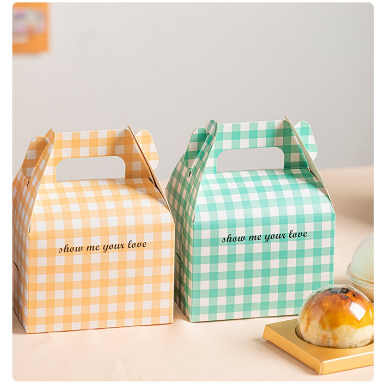 50 Hộp Gà rán, bánh tiramisu đem về màu xanh blue
