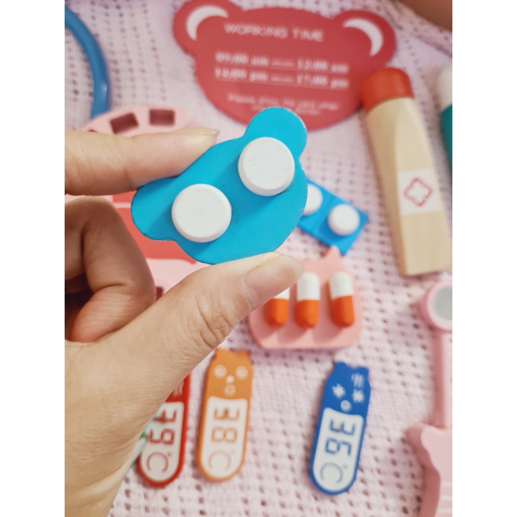 Đồ chơi bác sỹ gỗ cho bé từ 3 tuổi giúp bé tập làm bác sỹ xua tan nỗi sợ bác sỹ có ống nghe nghe thật