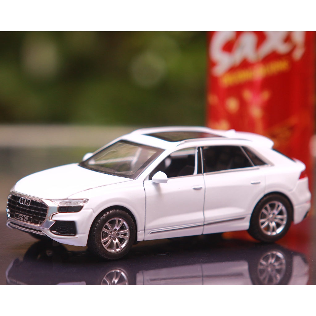 Đồ chơi Xe mô hình hợp kim  cao cấp Audi Q8 tỷ lệ 1:32