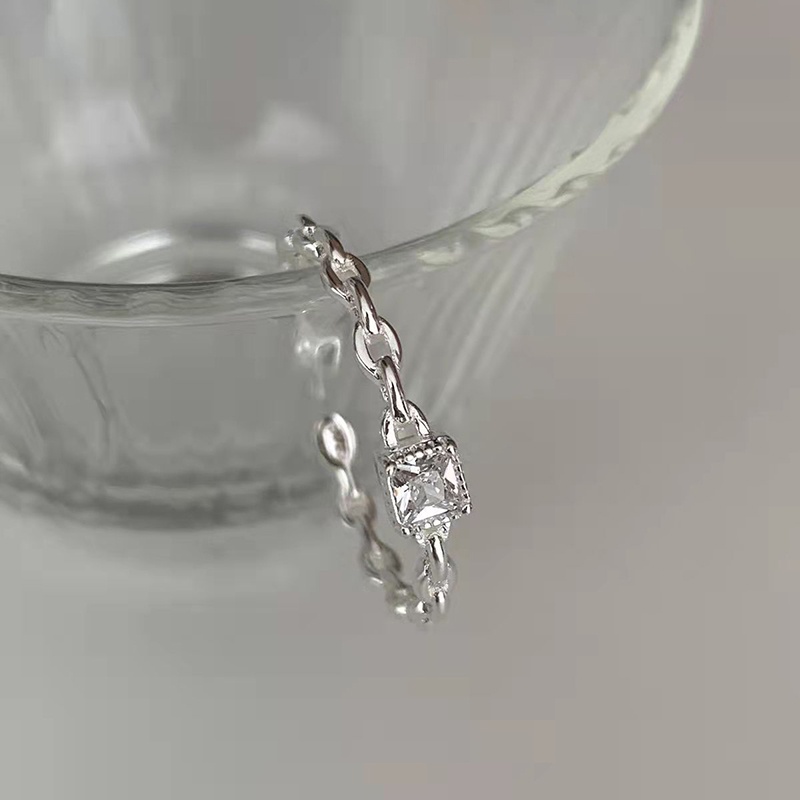 Nhẫn màu bạc đính pha lê vuông tinh tế có thể điều chỉnh món quà trang sức cho nữ OUYOU