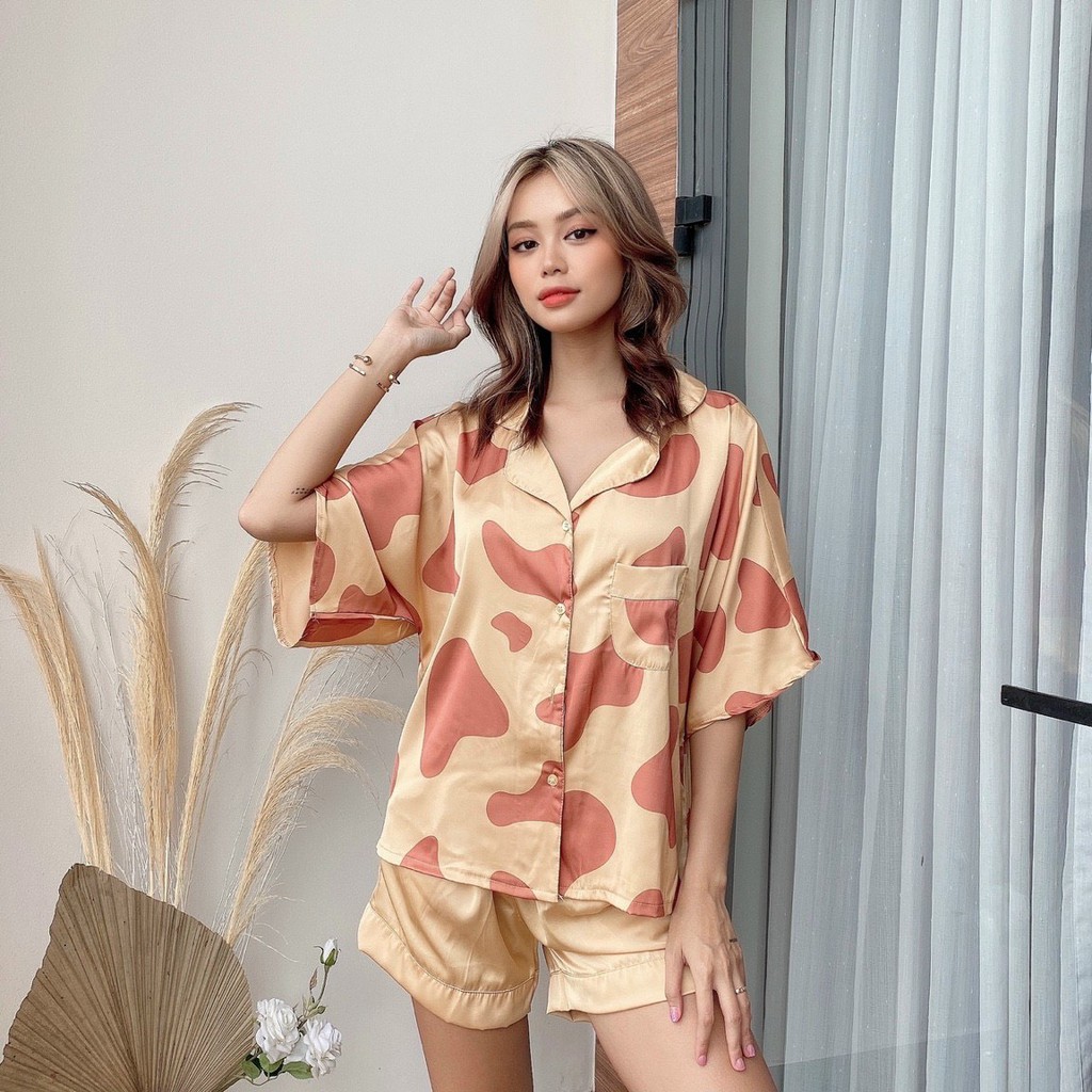 Bộ Lụa Cánh Dơi Họa Tiết Bò Sữa Mặc Nhà | BigBuy360 - bigbuy360.vn