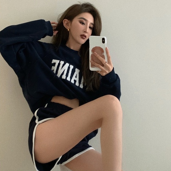 Thời Trang Áo Sweater Form Rộng Và Quần Short Lưng Cao Phong Cách Hong Kong Năng Động Cho Nữ