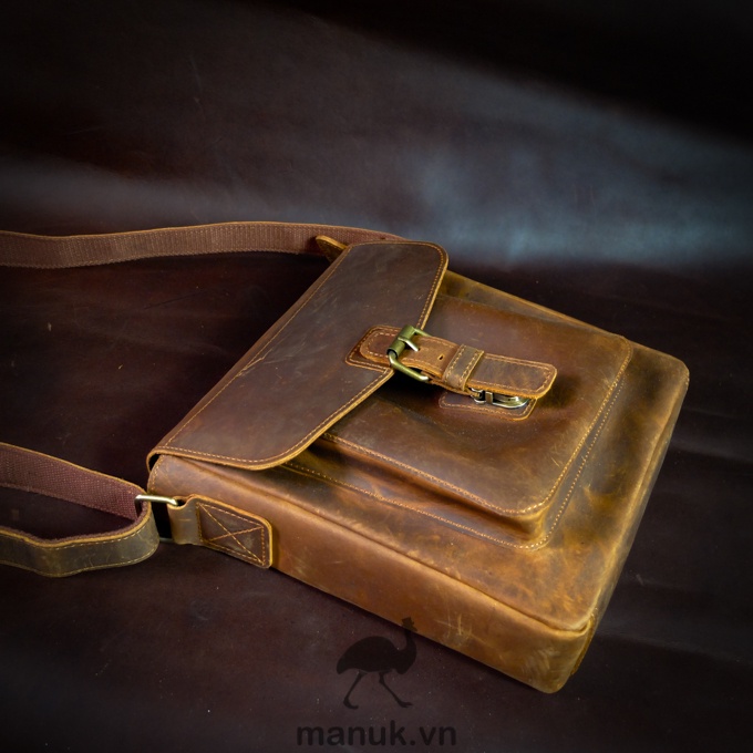 Túi đeo chéo da bò nam cao cấp | Messenger bag basic 10.5in | Manuk leather (Túi da Ipad)