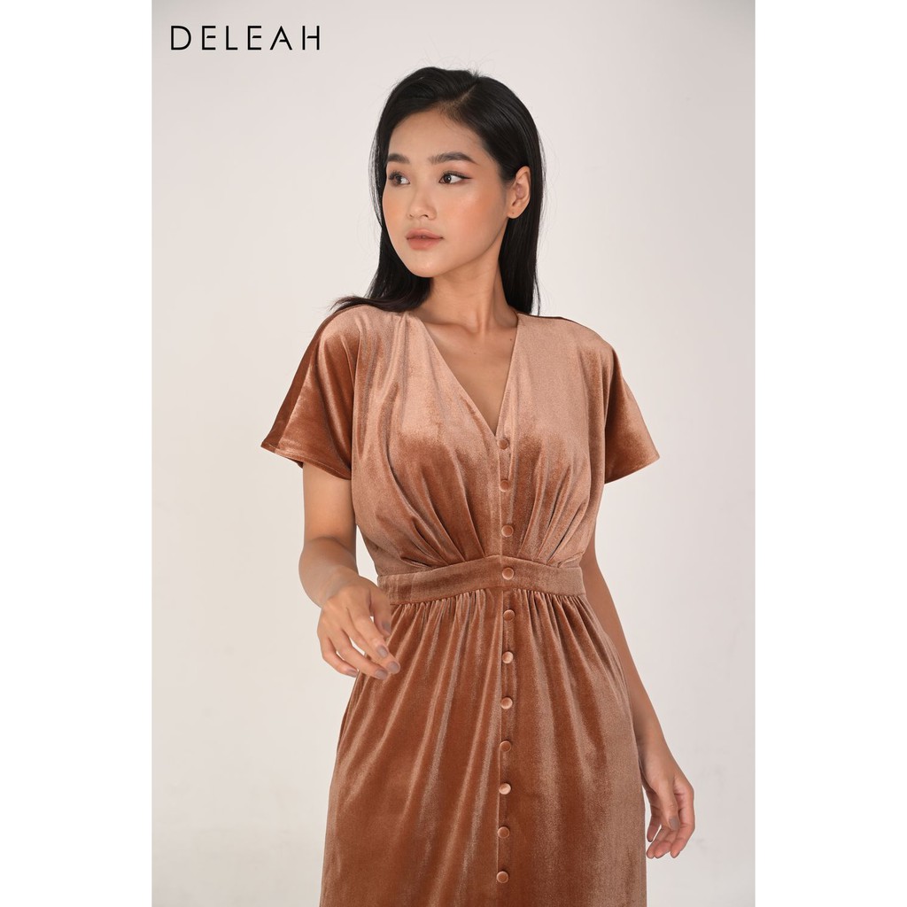 Đầm De Leah vải nhung mềm mịn cổ tim xếp li thanh lịch thời trang thiết kế