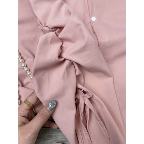Áo sơ mi màu hồng pastel dễ thương, dúm eo xinh xắn.