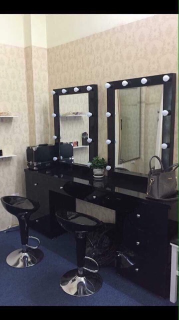 Bàn makeup chuyên nghiệp