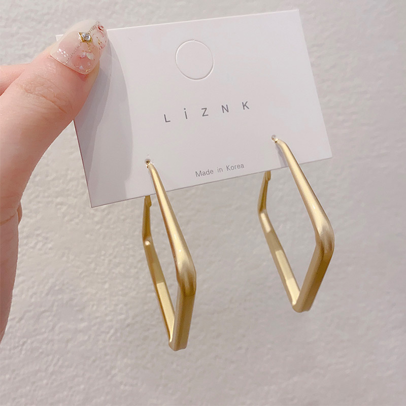 Khuyên tai thời trang kiểu vuông sang trọng dễ phối đồ