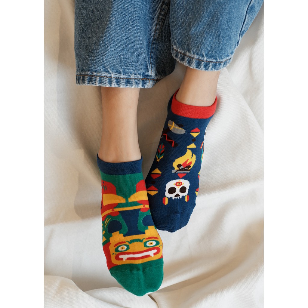 Vớ cổ ngắn mix 2 chiếc khác nhau  Chất Liệu 80% Cotton Mang Lại Cảm Giác Thoáng Khí.
