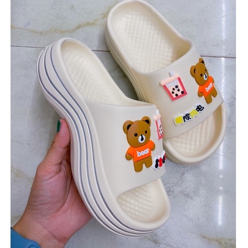 Dép bánh mì nữ đế cao 5cm tăng chiều cao đính Sticker Gấu kute, dép quai ngang nữ đế gợn sóng đi trong nhà, đi chơi
