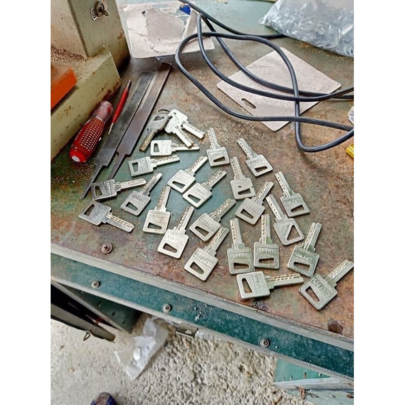 Khoá Cổng HUY HOÀNG gồm 25 chìa khoá phụ ( loại 6p khoá bấm )