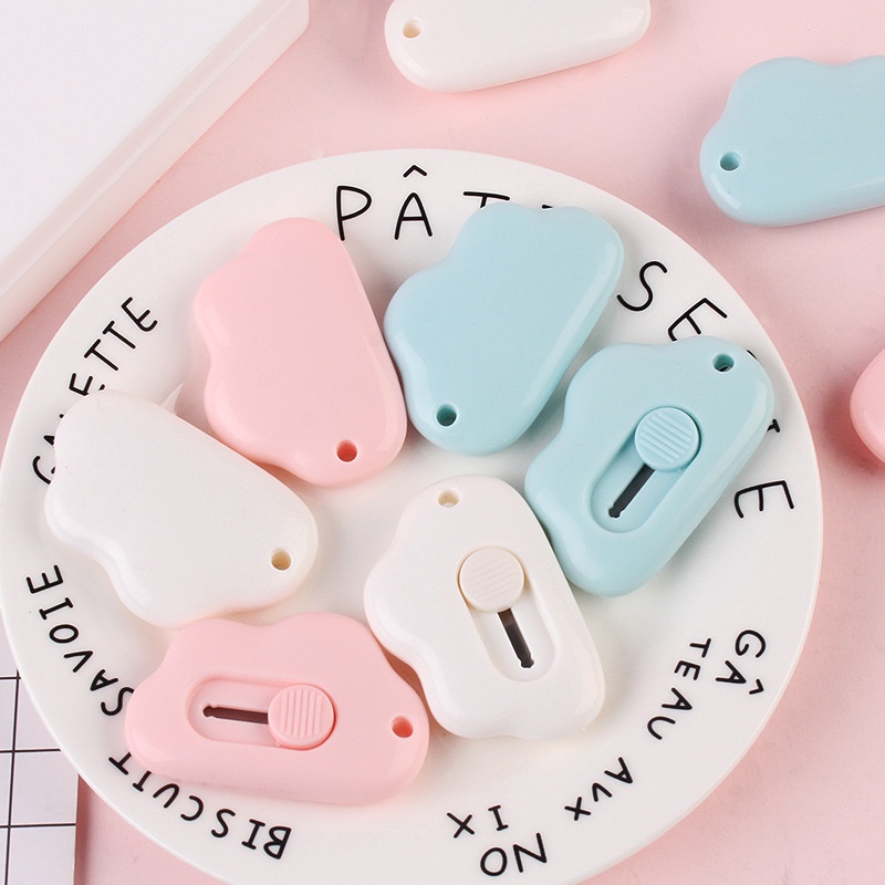 &lt;Video Review&gt; Dao Rọc Giấy Dễ Thương Kích Thước Nhỏ Mini Bỏ Túi Hình Đám Mây Có Nút Bấm Tự Thu Lưỡi Dao Nhiều Màu U015
