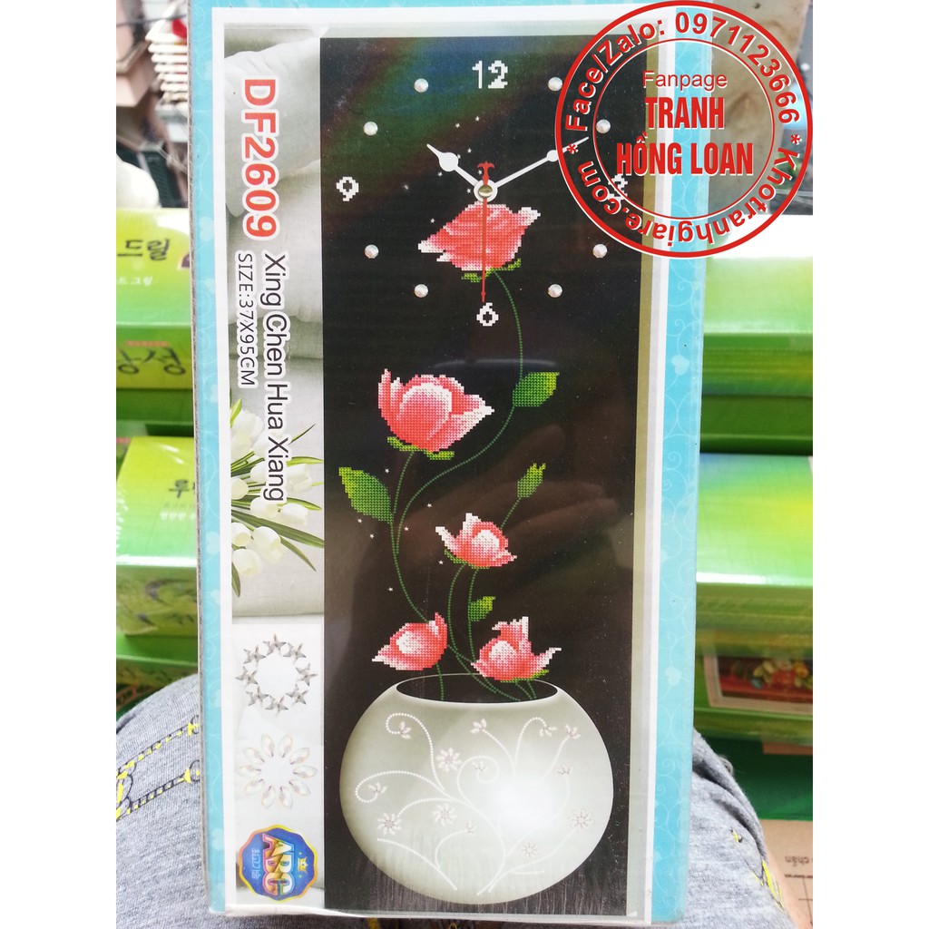 Tranh đính đá đồng hồ bình hồng DF2609, hình ảnh đẹp, rõ nét, màu sắc chân thật.