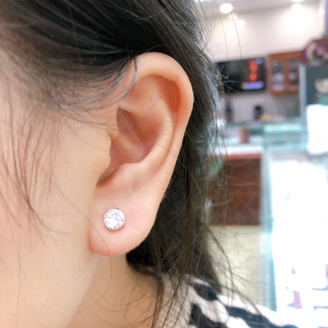 Khuyên tai nụ đá bạc Quý Tùng phù hợp cho cả nam và nữ đá sáng chiếu