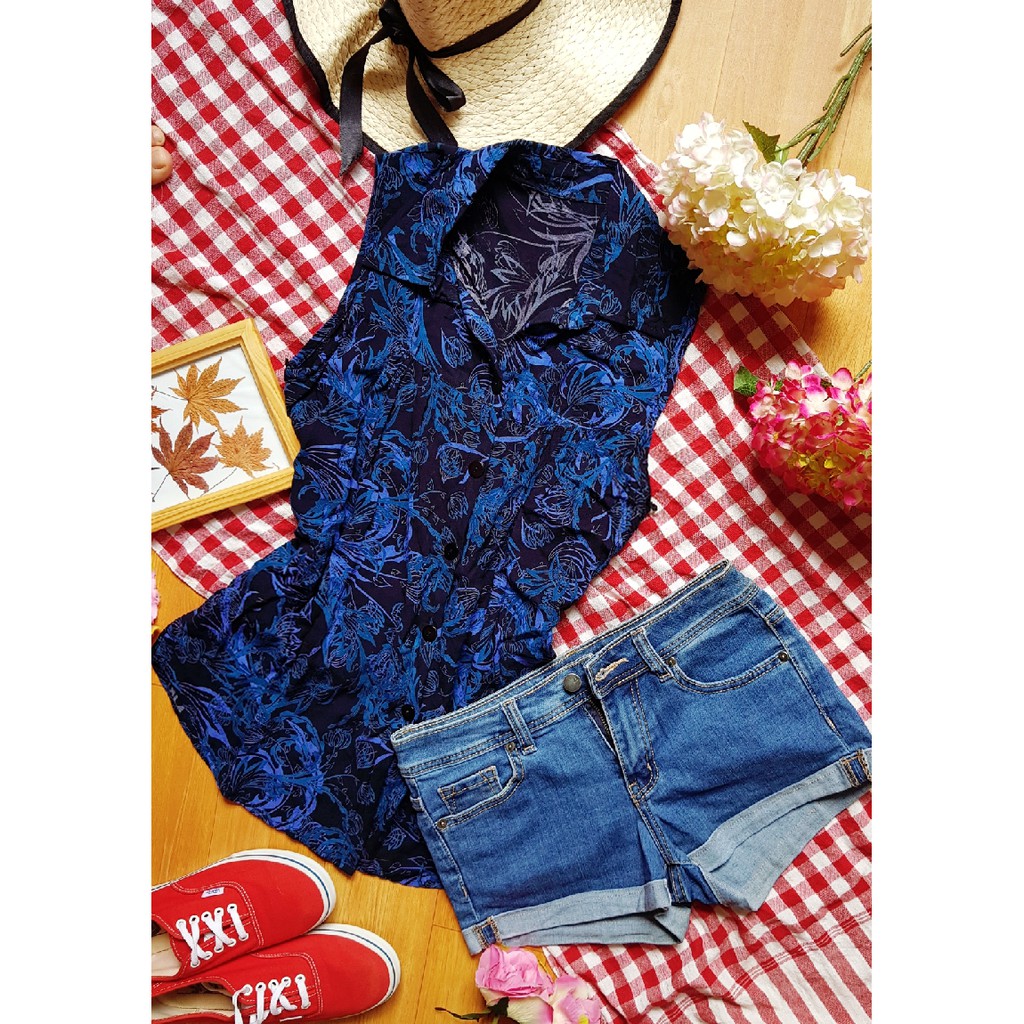 - Áo sơ mi sát nách - Quần short jeans đơn giản