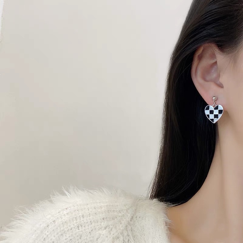 Khuyên Tai Mặt Hình Trái Tim Họa Tiết Caro Phong Cách Thời Trang Hàn Quốc