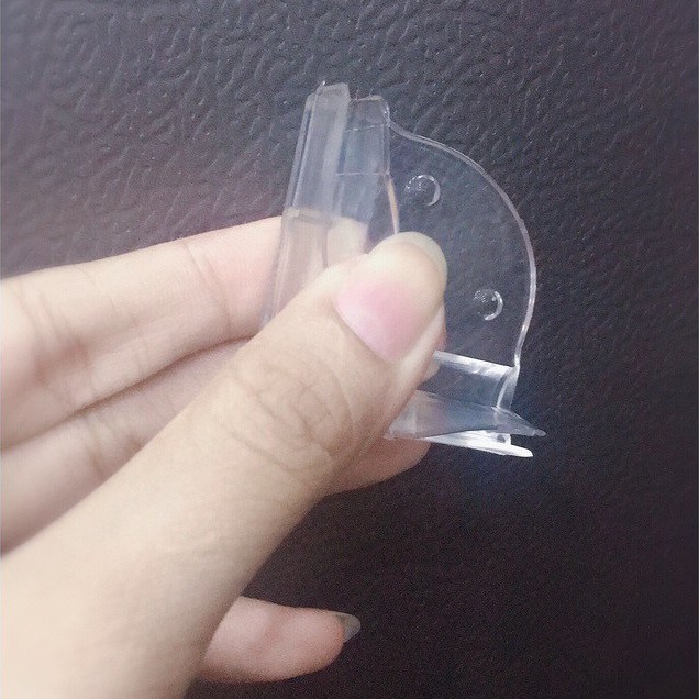 Bộ 4 miếng bịt góc bàn góc tủ vuông hình mặt cười bằng silicon êm ái