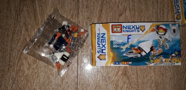 Lắp ráp 1 hộp LegoNexu Knight 5009 có nhiều chi tiết