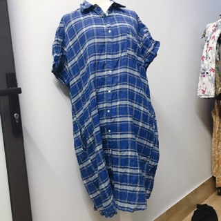 Chị la tú váy