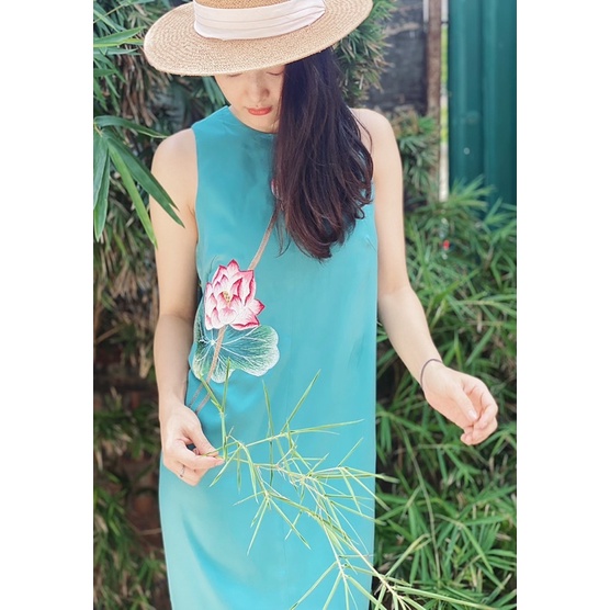 Váy lụa thêu