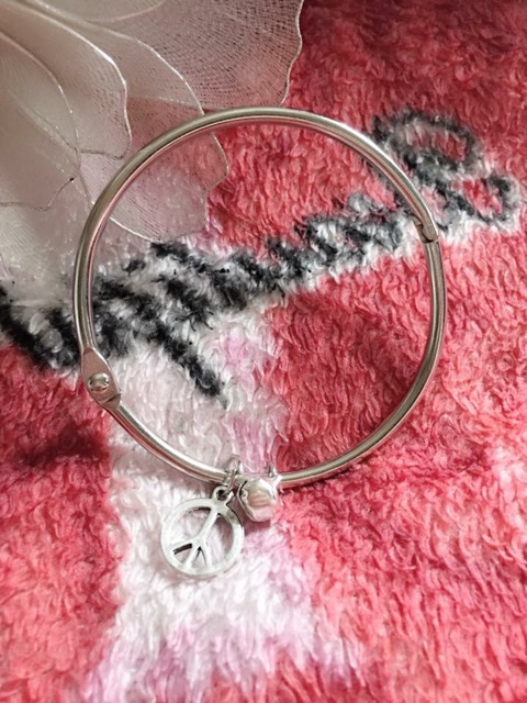 vòng kiềng đeo tay giá sỉ charm ngẫu nhiên