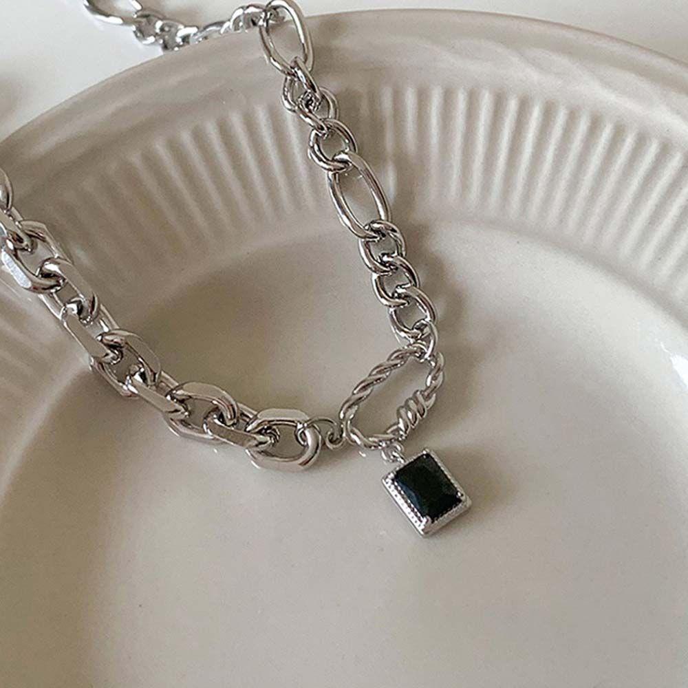 Vòng Cổ Choker Mặt Vuông Màu Đen Phong Cách Hip Hop Hàn Quốc Cá Tính Dành Cho Bạn Nữ