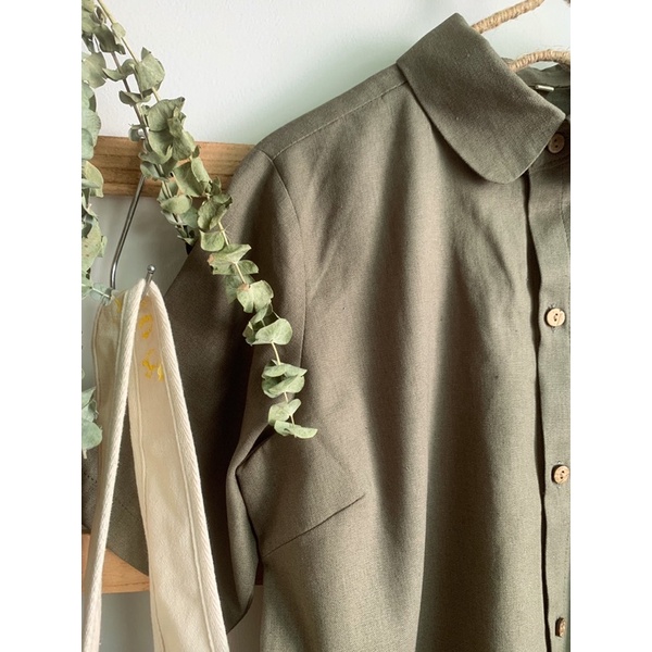 Áo sơ mi linen cộc tay xinh xắn màu xanh rêu thiết kế cao cấp CALM