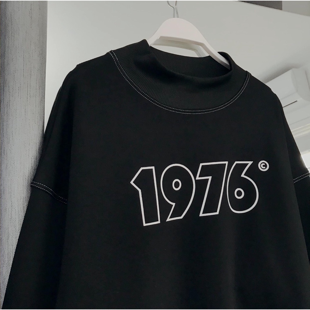 Áo Sweater 1976 Jiang Store áo sweater unisex cổ cao form rộng in hình 1976