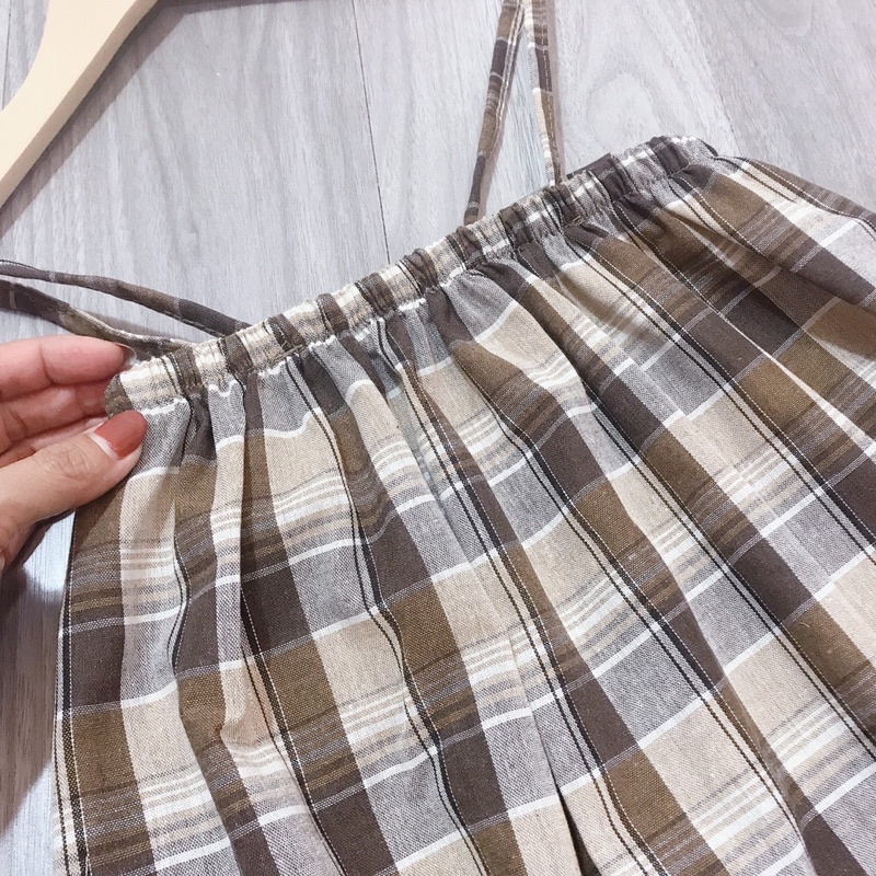 Váy yếm xoè kẻ caro nâu 2 dây hở vai chữ A chất thô mềm chun lưng
