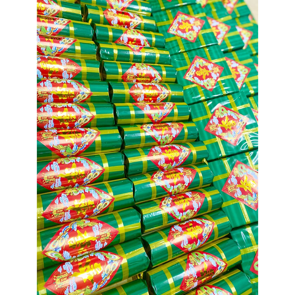 Bánh tét mô hình trang trí xuân