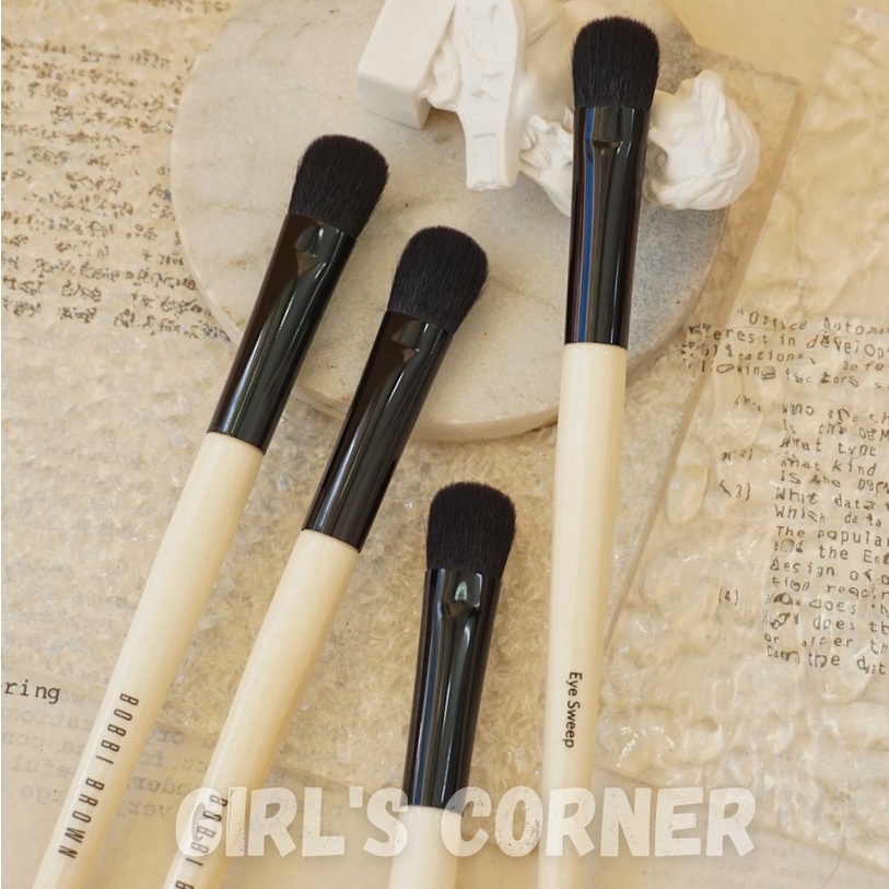 Cọ tán bầu mắt Bobbi Eye Sweep