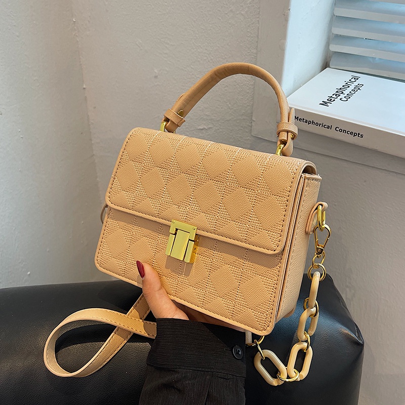 Túi đeo chéo IELGY họa tiết hình thoi nhỏ nút khóa phối xích cho bạn nữ