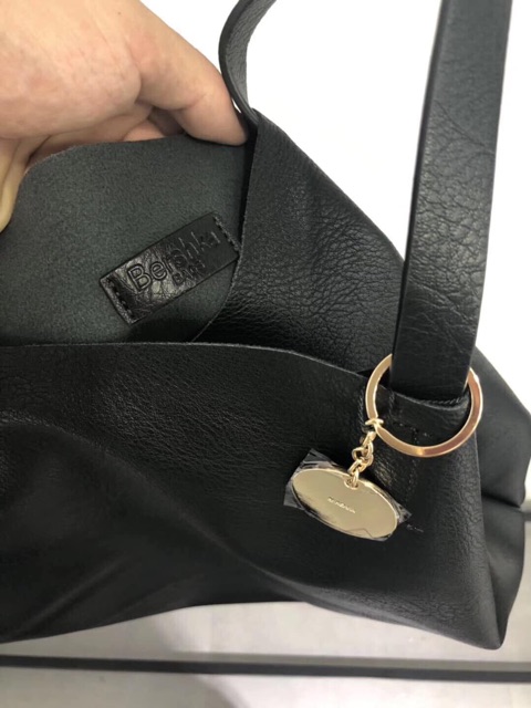 Túi Bershka đựng cả thế giới