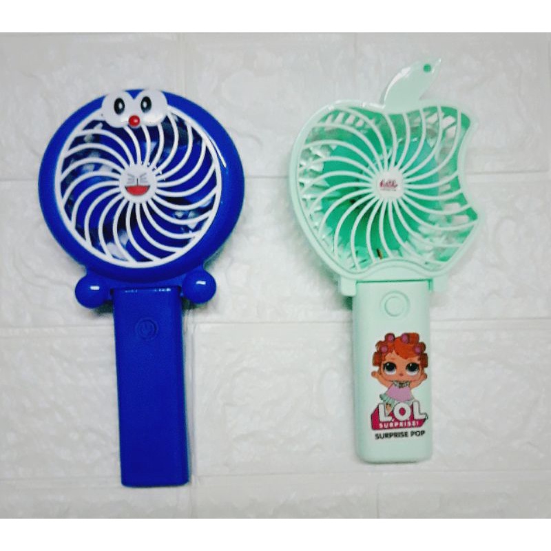 《 HCM 》 Đồ chơi quạt cầm tay chạy pin Đôremon / quạt táo cầm tay