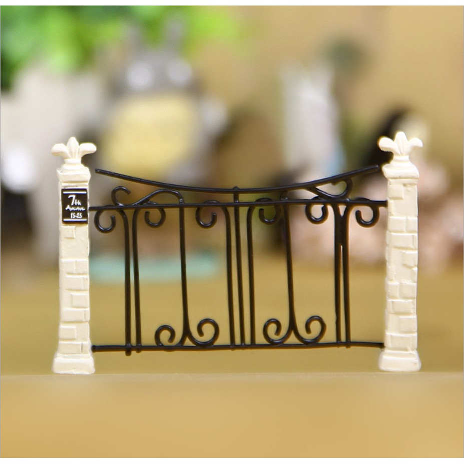Mô hình cánh cổng sắt hoa với trụ gạch trắng cổ điển và quý phái trang trí tiểu cảnh, nhà búp bê